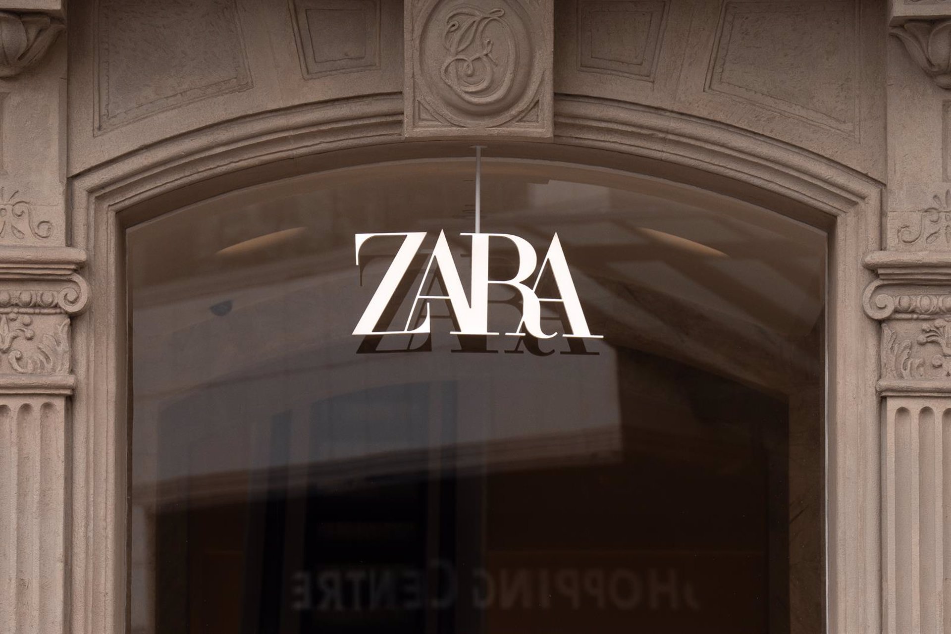 Inditex registra un crecimiento del 16% en ventas online en 2023, alcanzando los 9.064 millones de euros